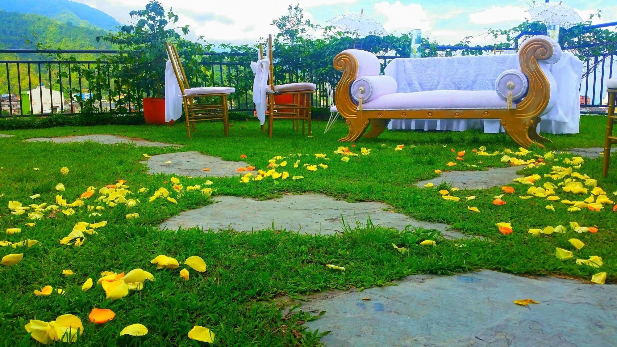 Casa Morales Hotel Internacional Y Centro De Convenciones Ibagué Eksteriør bilde The lawn at the hotel