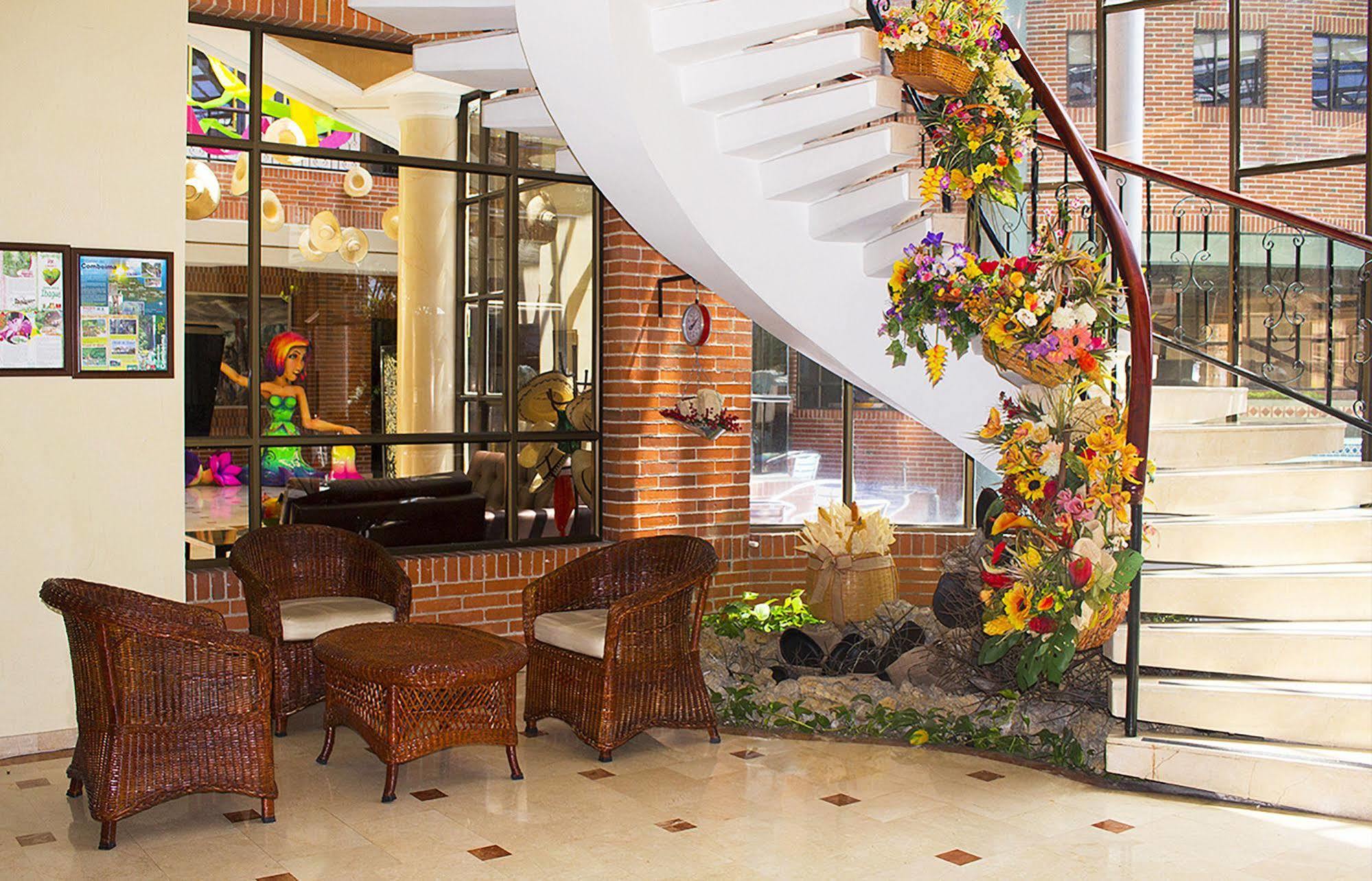Casa Morales Hotel Internacional Y Centro De Convenciones Ibagué Eksteriør bilde Interior of the hotel