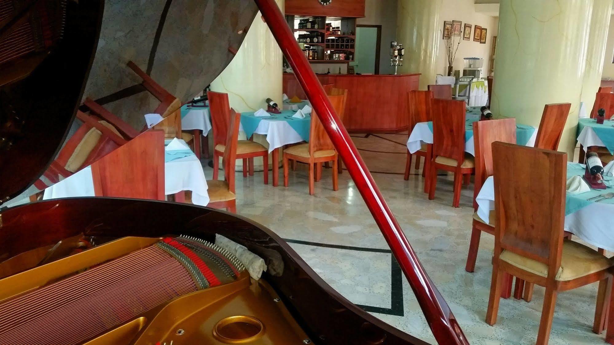 Casa Morales Hotel Internacional Y Centro De Convenciones Ibagué Eksteriør bilde Restaurant in the hotel